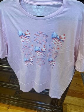 Keep It Gypsy Pink Short Sleeve Tee with Patriotic Bows NWOT.